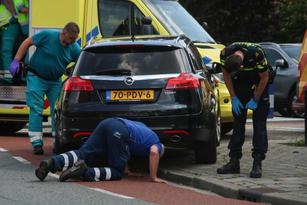 Behoorlijke schade na aanrijding op doorgaande weg