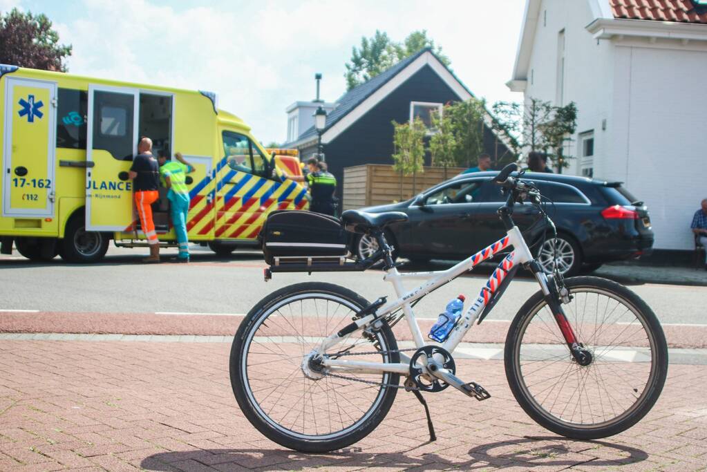 Behoorlijke schade na aanrijding op doorgaande weg