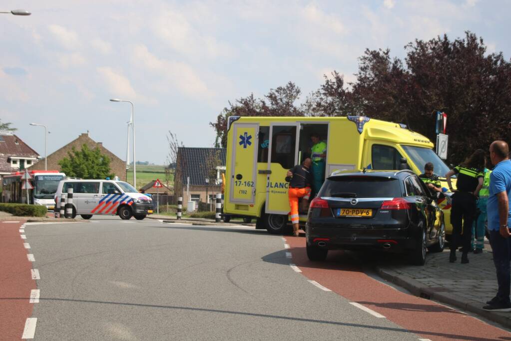 Behoorlijke schade na aanrijding op doorgaande weg