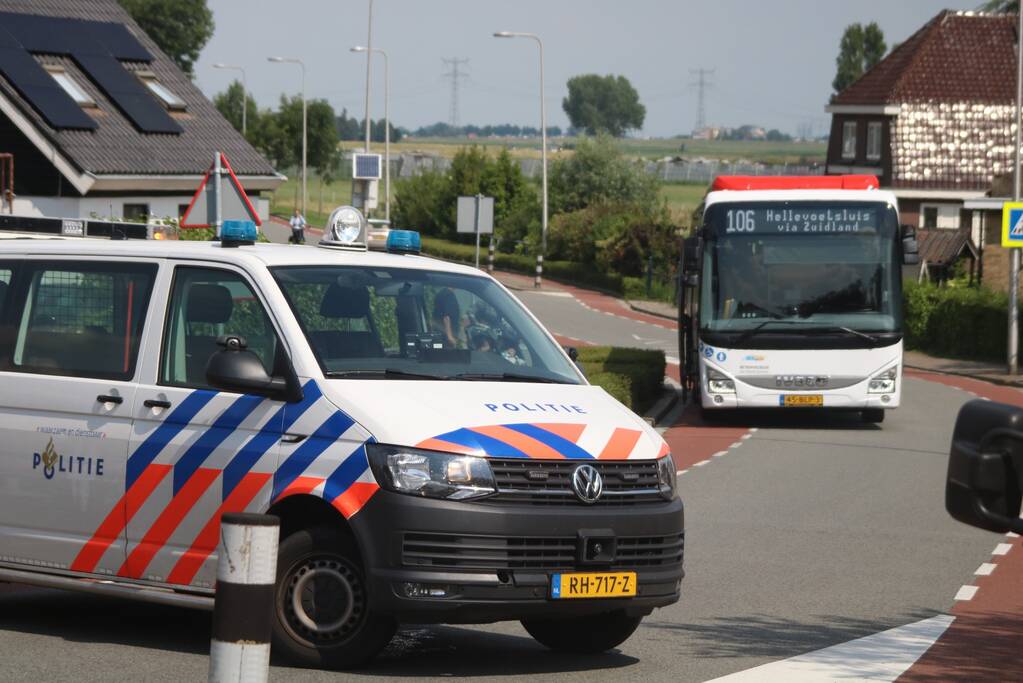 Behoorlijke schade na aanrijding op doorgaande weg