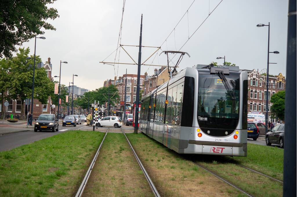 Auto botst met tram