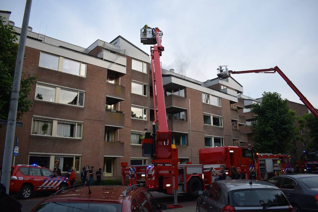 Brand in appartement, bewoners gered met hoogwerker