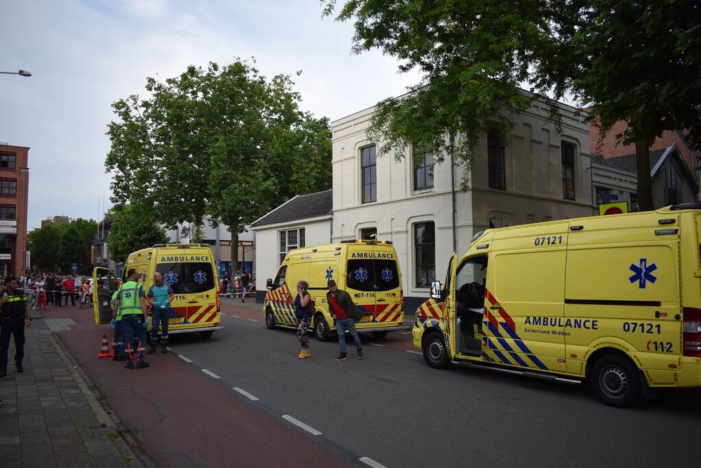 Brand in appartement, bewoners gered met hoogwerker