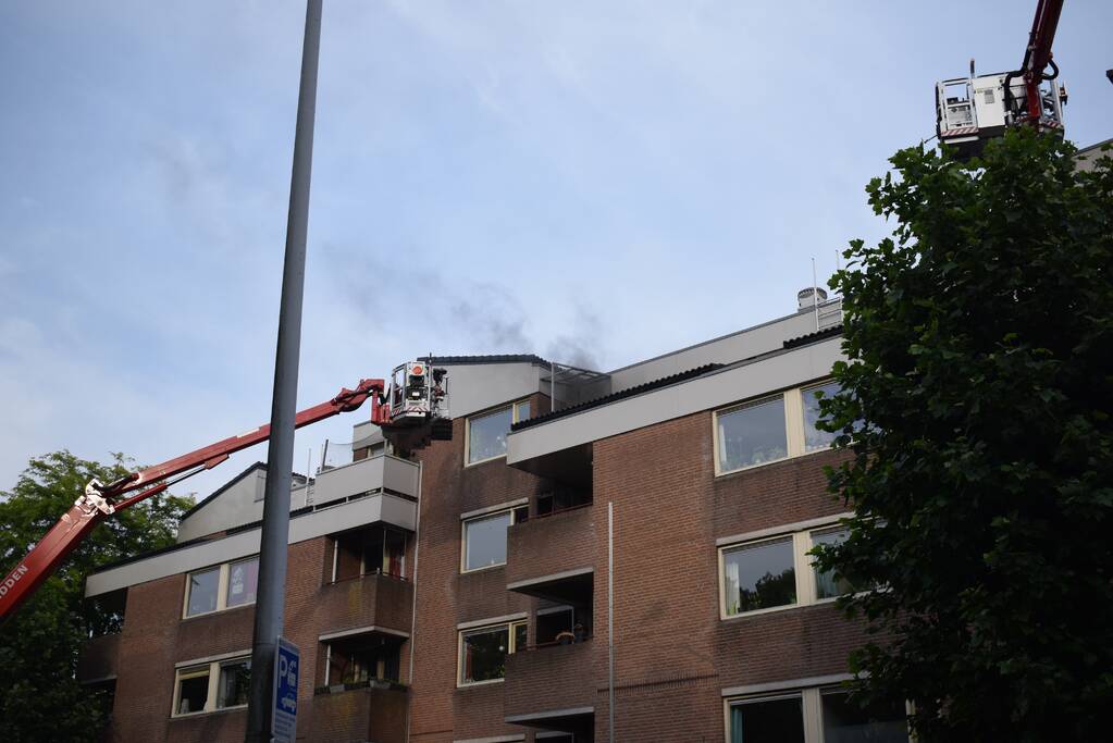 Brand in appartement, bewoners gered met hoogwerker