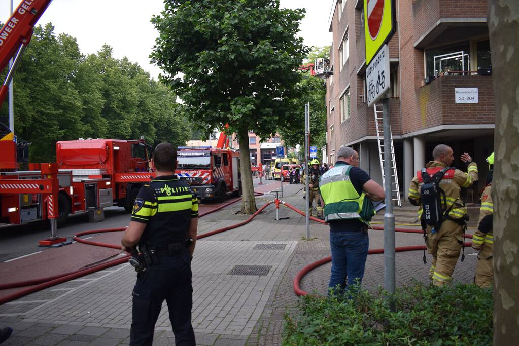 Brand in appartement, bewoners gered met hoogwerker