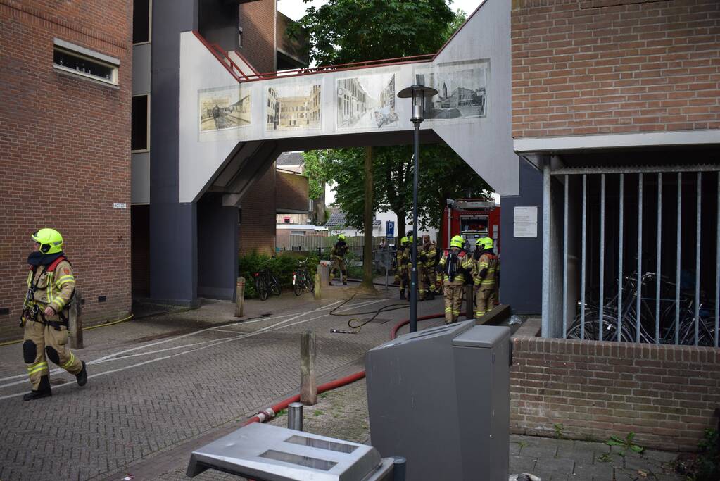 Brand in appartement, bewoners gered met hoogwerker