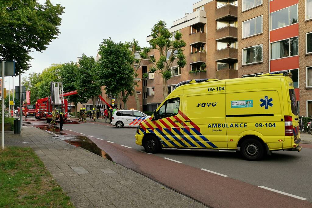 Brand in appartement, bewoners gered met hoogwerker