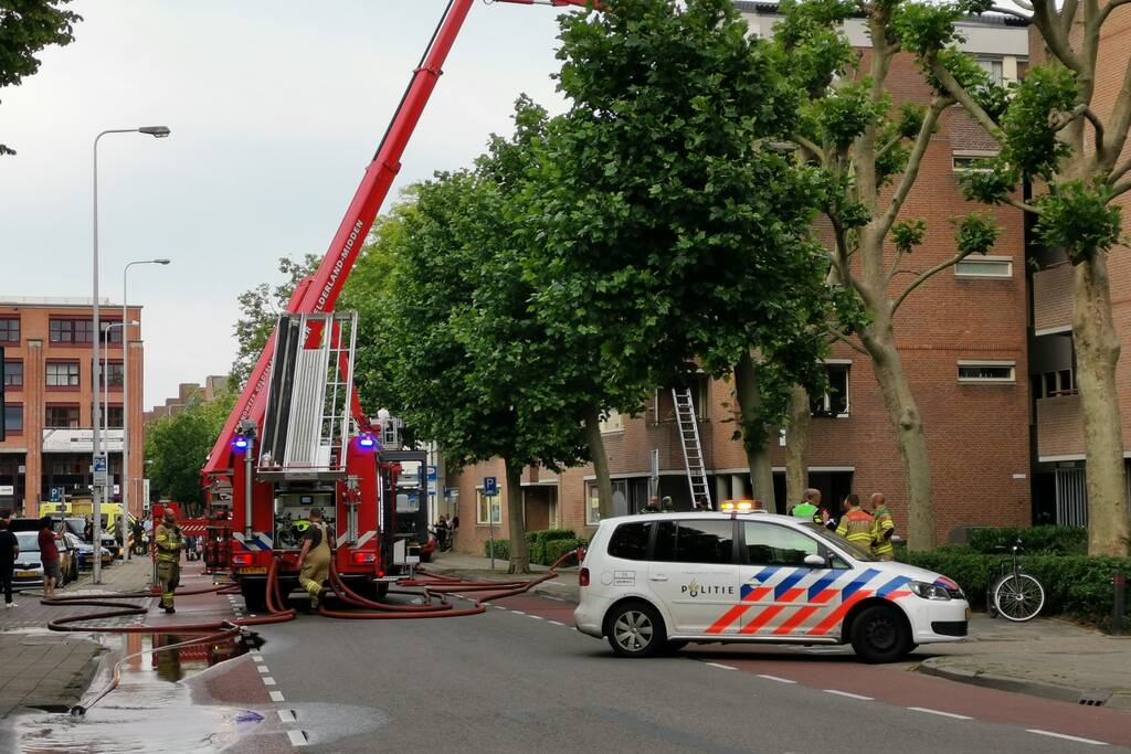 Brand in appartement, bewoners gered met hoogwerker