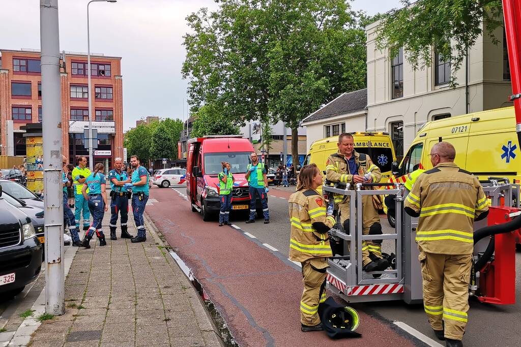 Brand in appartement, bewoners gered met hoogwerker