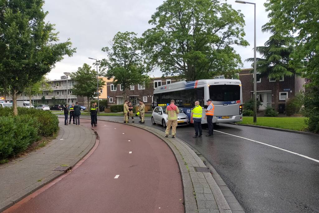 Aanrijding tussen lesauto en lijnbus