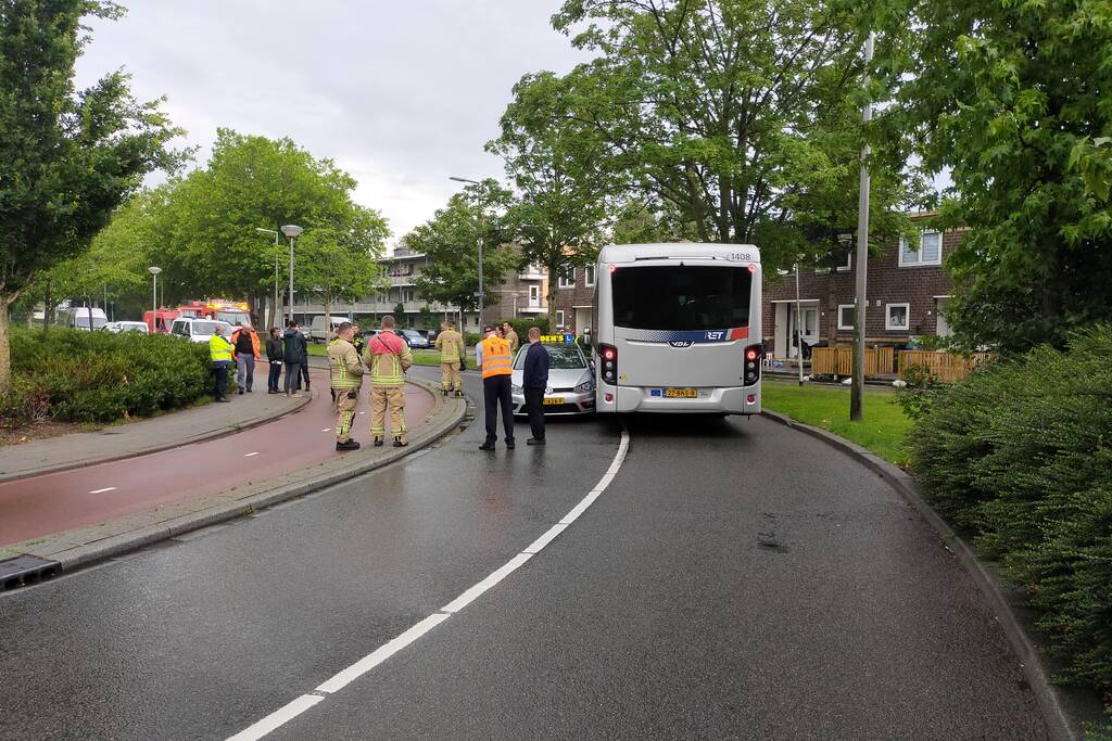 Aanrijding tussen lesauto en lijnbus