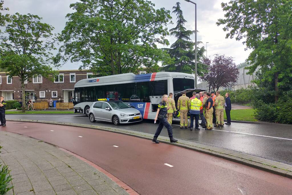 Aanrijding tussen lesauto en lijnbus