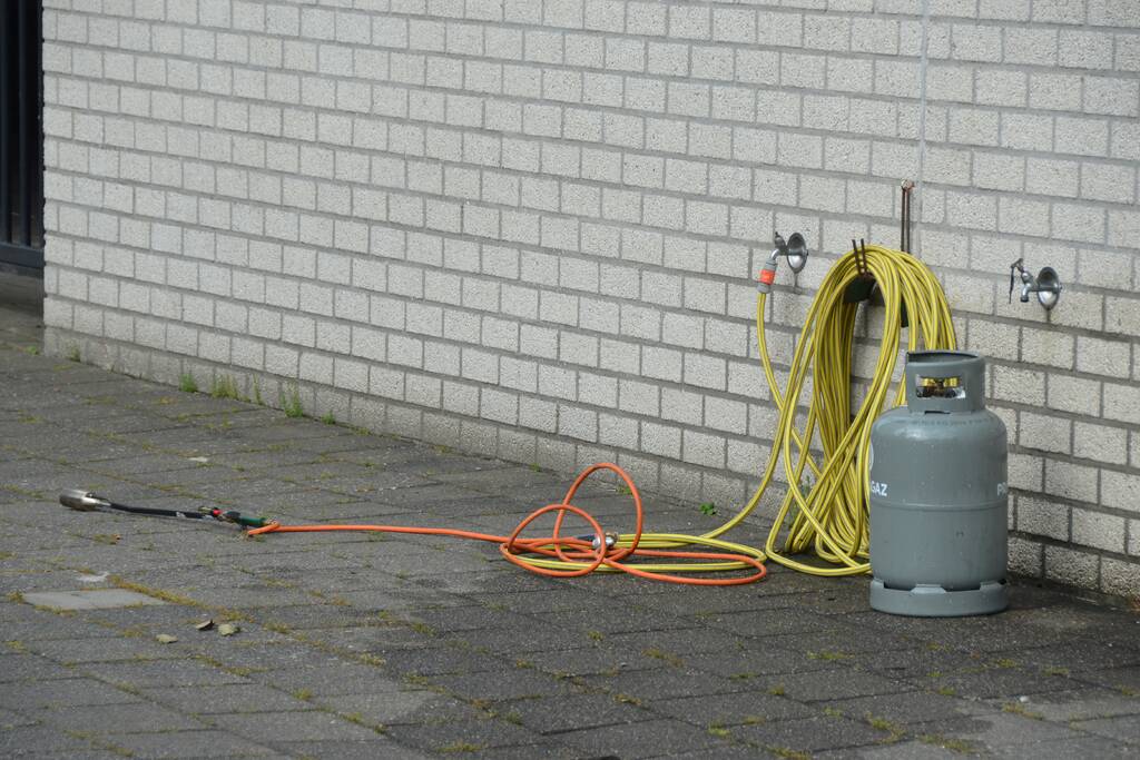 Gasfles van onkruidbrander vliegt in brand