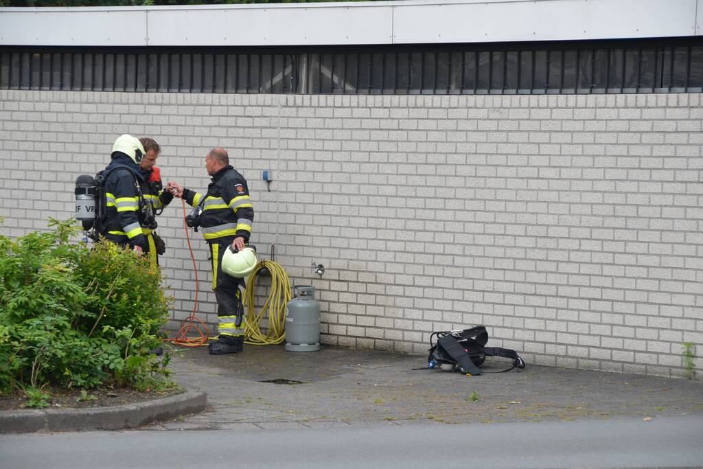 Gasfles van onkruidbrander vliegt in brand