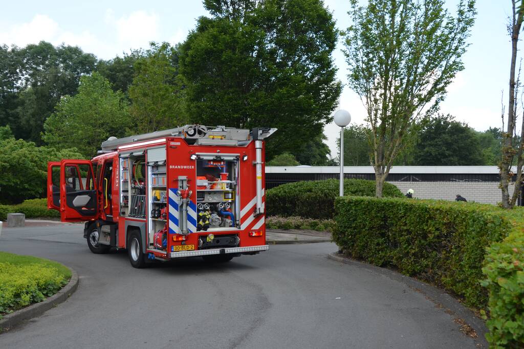 Gasfles van onkruidbrander vliegt in brand