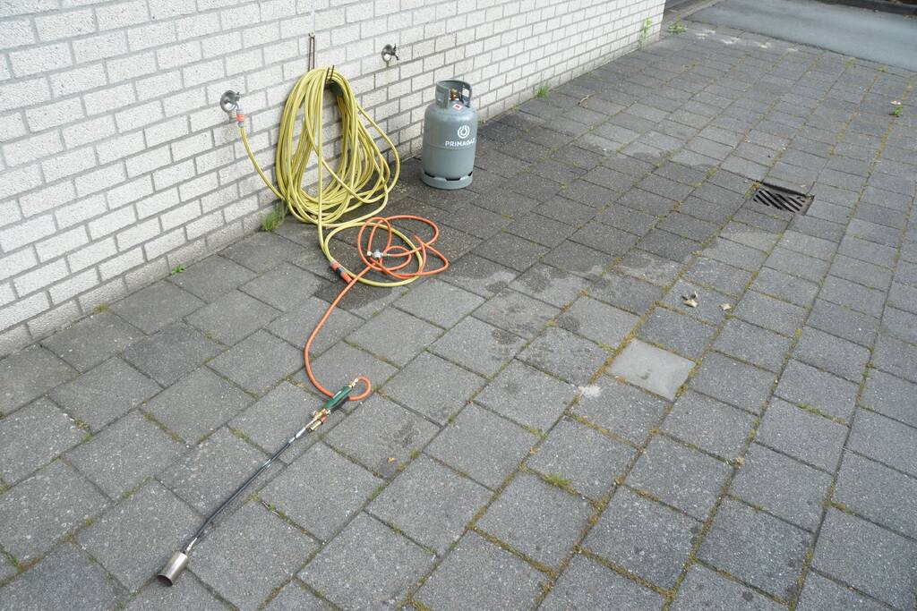 Gasfles van onkruidbrander vliegt in brand