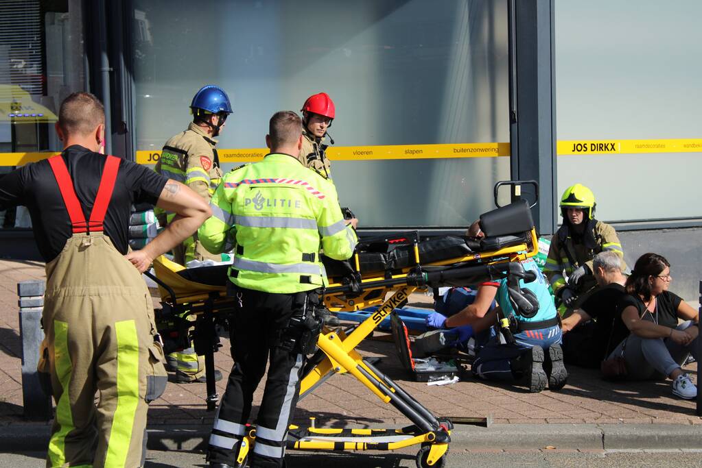 Man bekneld onder volle palletwagen