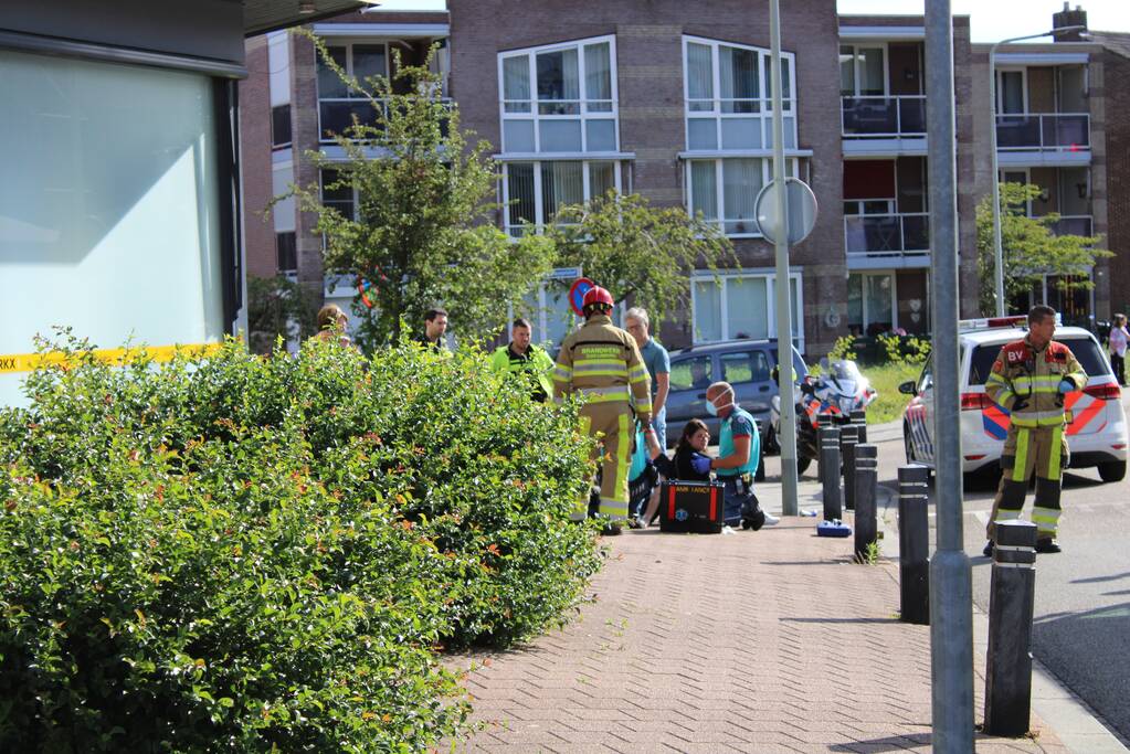 Man bekneld onder volle palletwagen