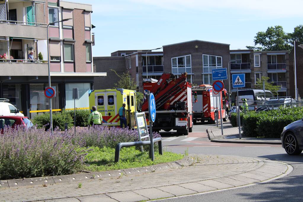 Man bekneld onder volle palletwagen