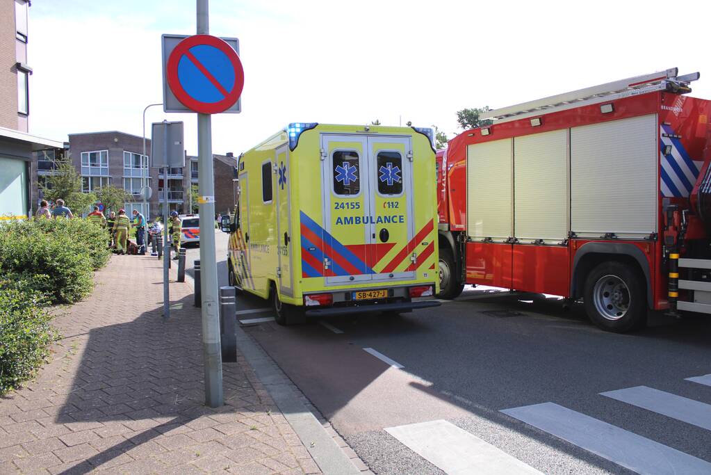 Man bekneld onder volle palletwagen