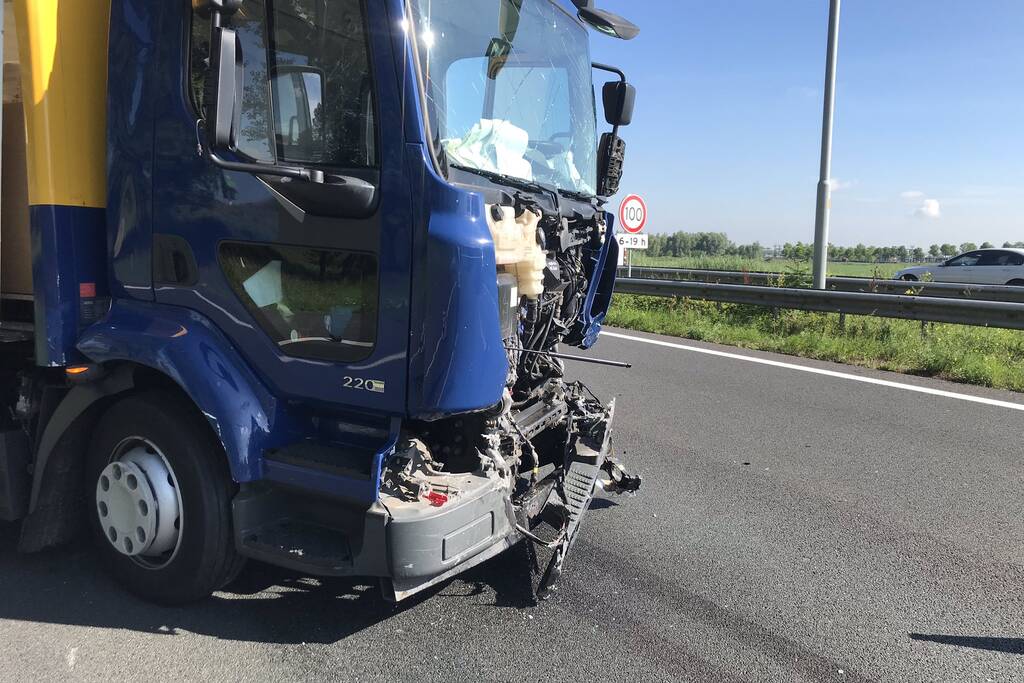 Enorme schade na aanrijding tussen twee vrachtwagens