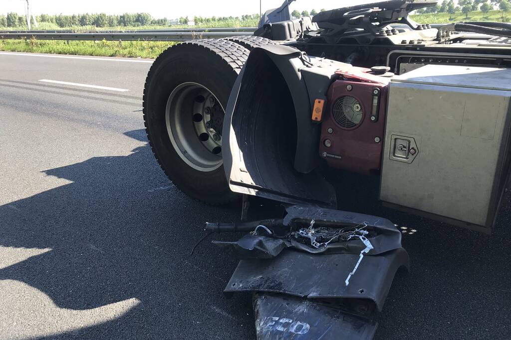 Enorme schade na aanrijding tussen twee vrachtwagens