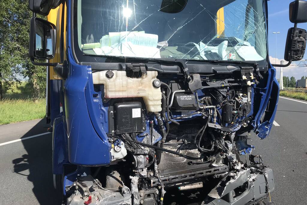 Enorme schade na aanrijding tussen twee vrachtwagens