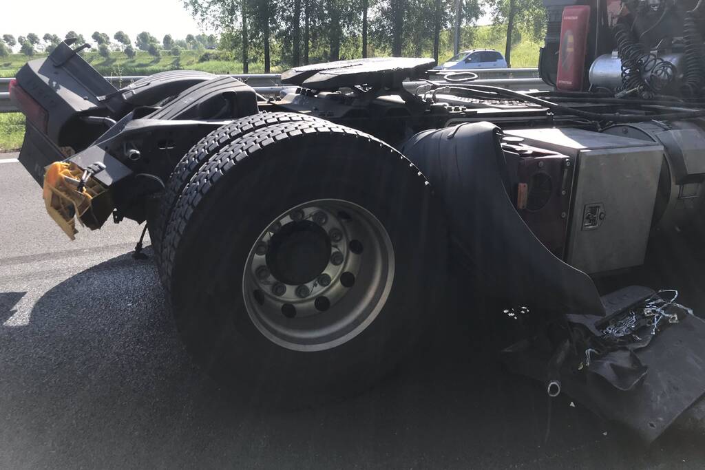 Enorme schade na aanrijding tussen twee vrachtwagens
