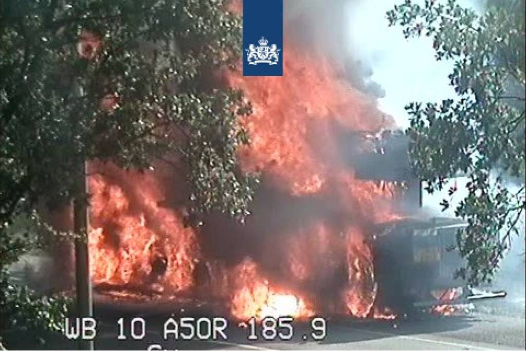 Hijskraan gaat in vlammen op aan A50