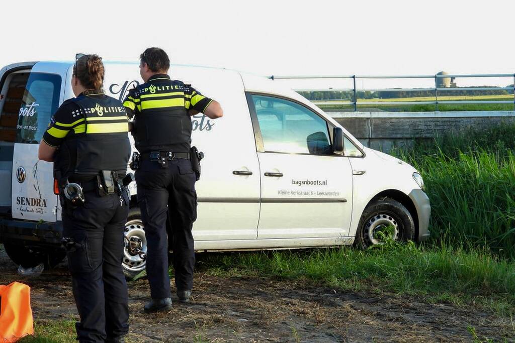 Bestelbus belandt te water