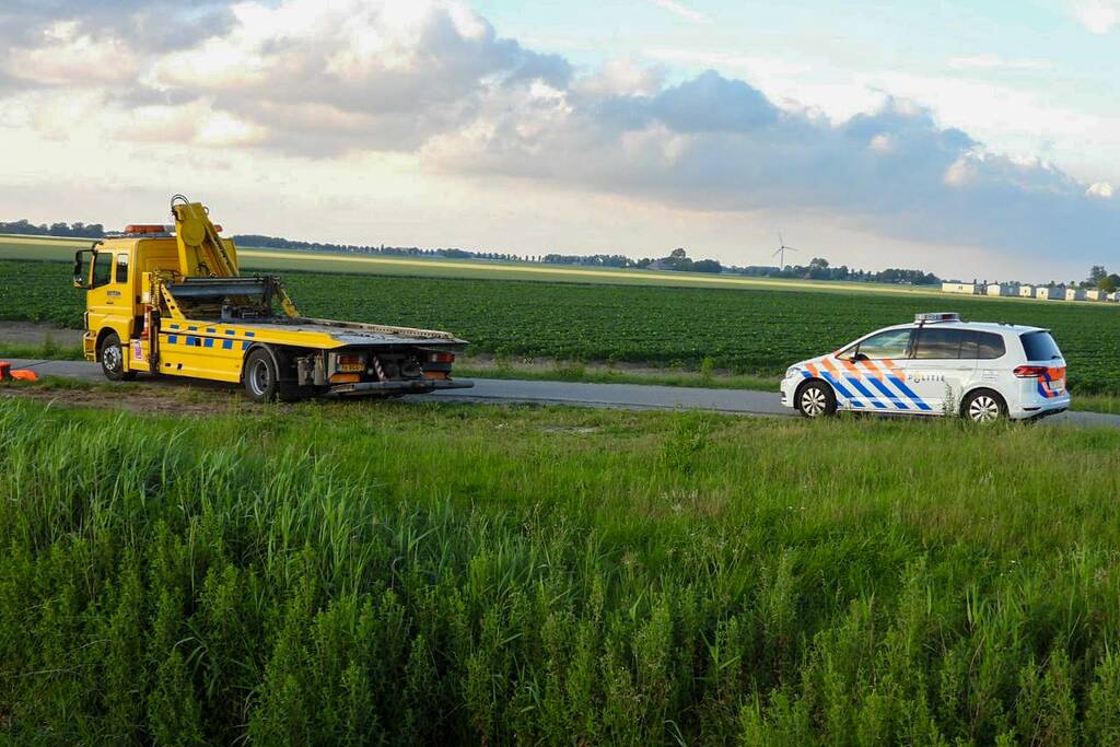 Bestelbus belandt te water