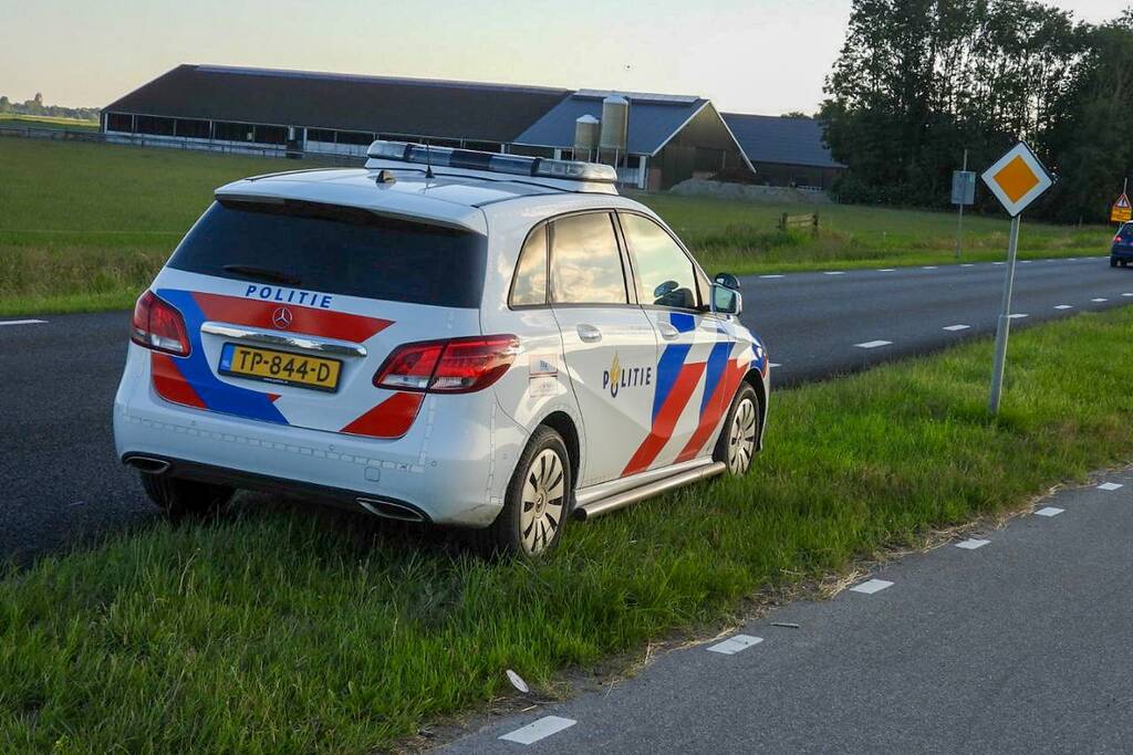 Bestelbus belandt te water