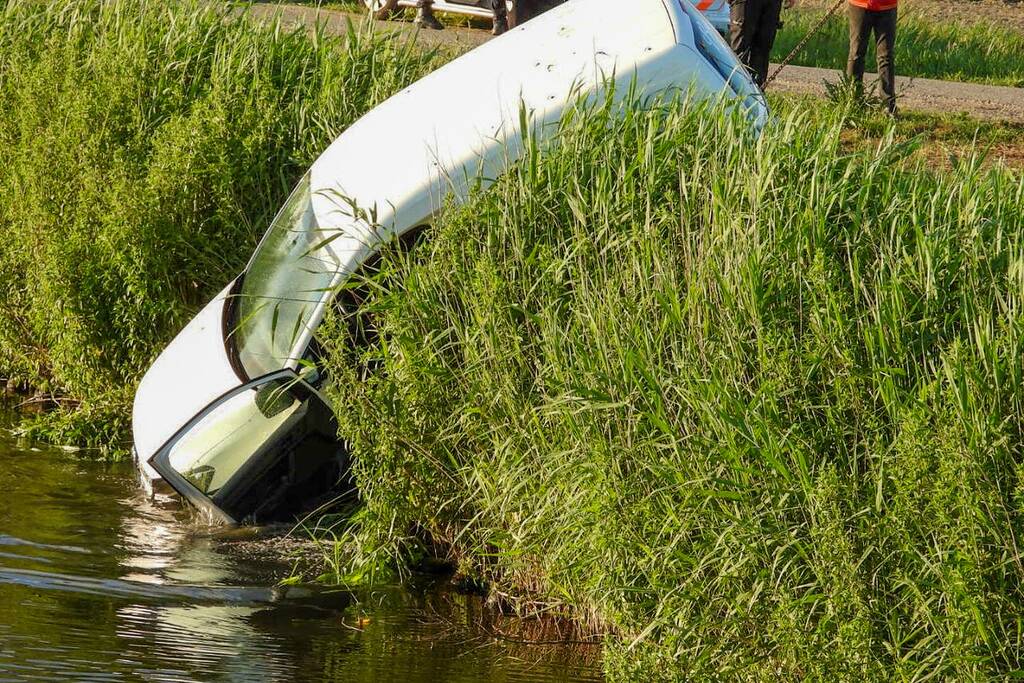 Bestelbus belandt te water