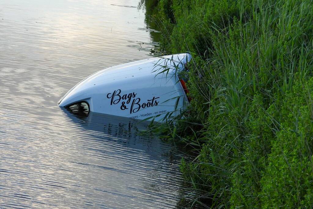 Bestelbus belandt te water