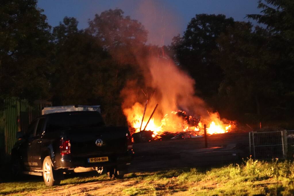 Veel rookontwikkeling bij afvalbrand