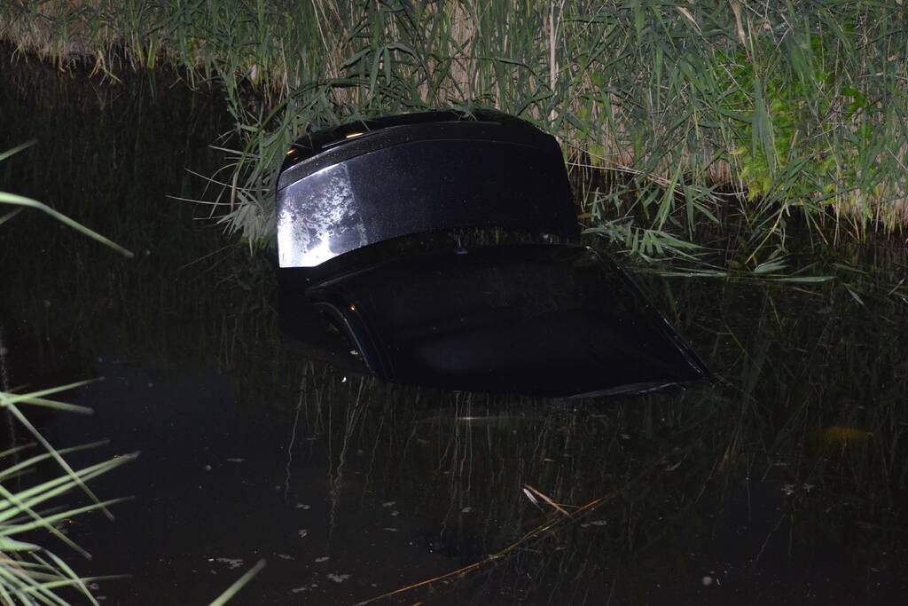 Auto te water, bestuurder gewond