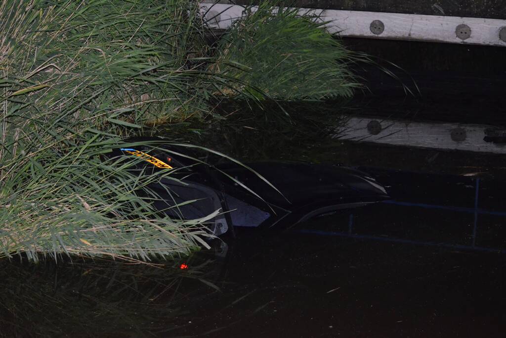 Auto te water, bestuurder gewond