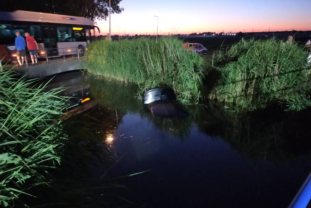 Auto te water, bestuurder gewond