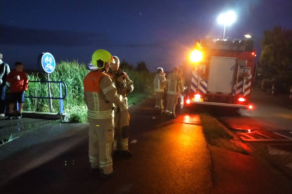 Auto te water, bestuurder gewond