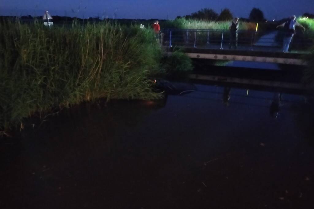 Auto te water, bestuurder gewond