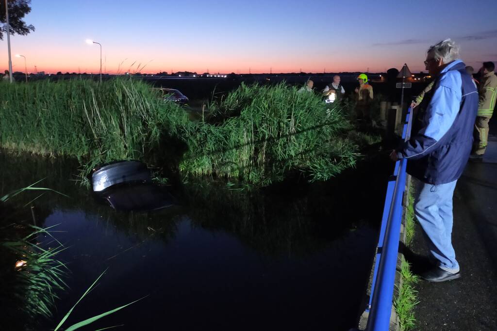 Auto te water, bestuurder gewond