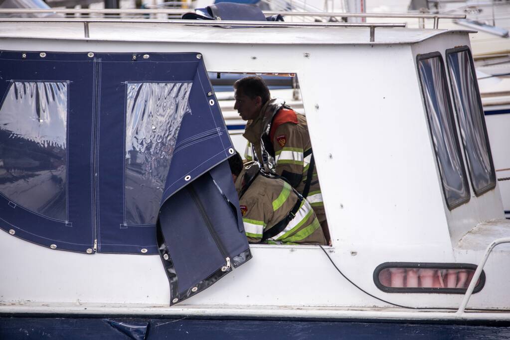 Boot in jachthaven maakt water