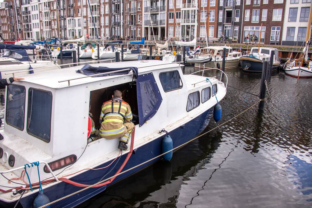 Boot in jachthaven maakt water