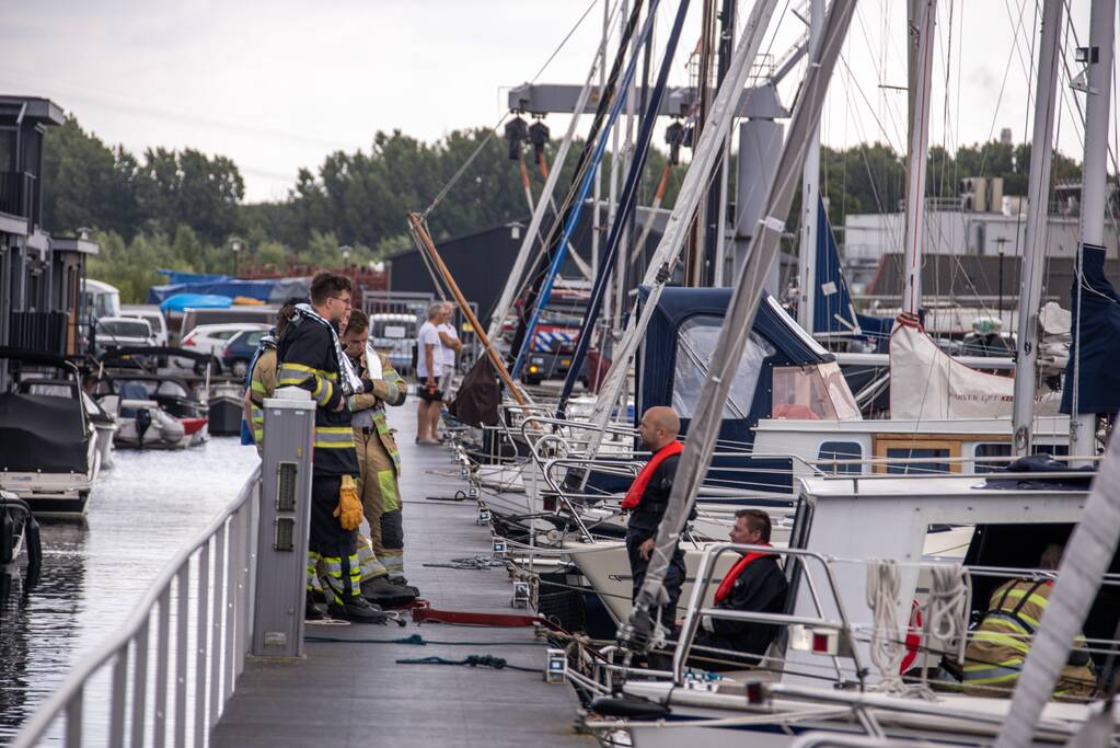 Boot in jachthaven maakt water