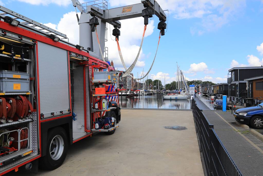 Boot in jachthaven maakt water