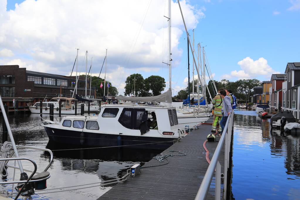 Boot in jachthaven maakt water