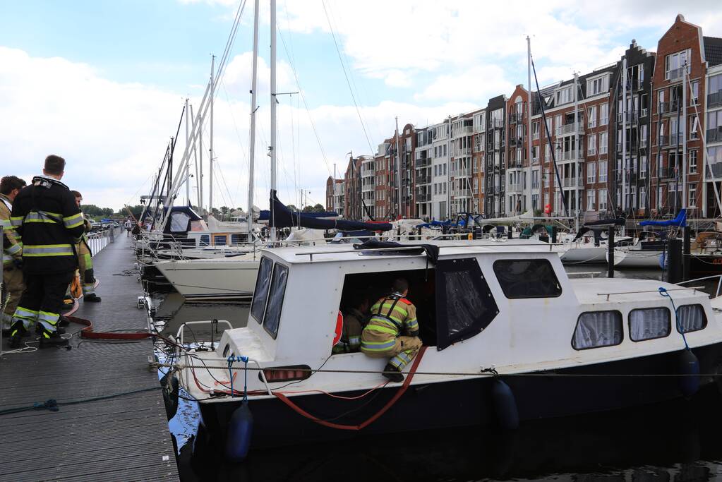 Boot in jachthaven maakt water