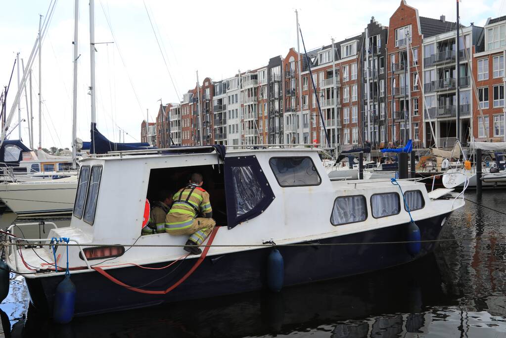 Boot in jachthaven maakt water