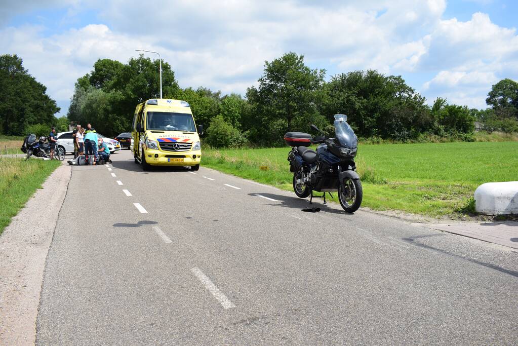 Motorrijder gaat hard onderuit en raakt gewond