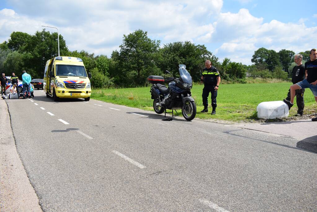 Motorrijder gaat hard onderuit en raakt gewond